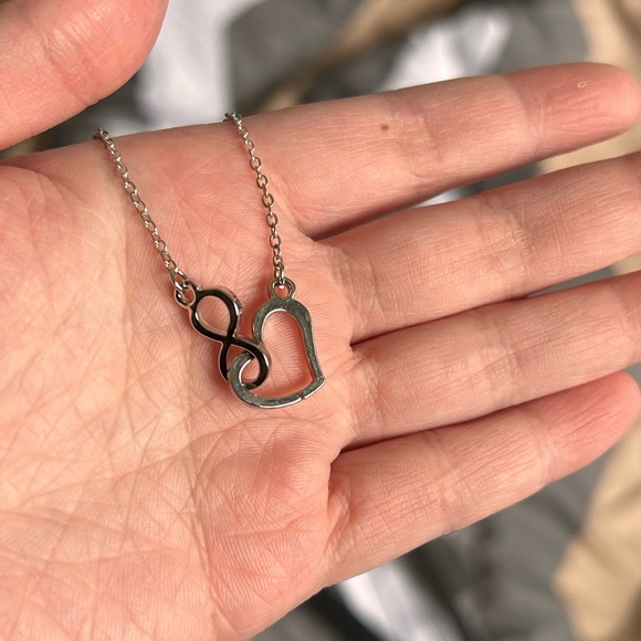 NEW Infinity Heart Necklace - Picture 3 of 3